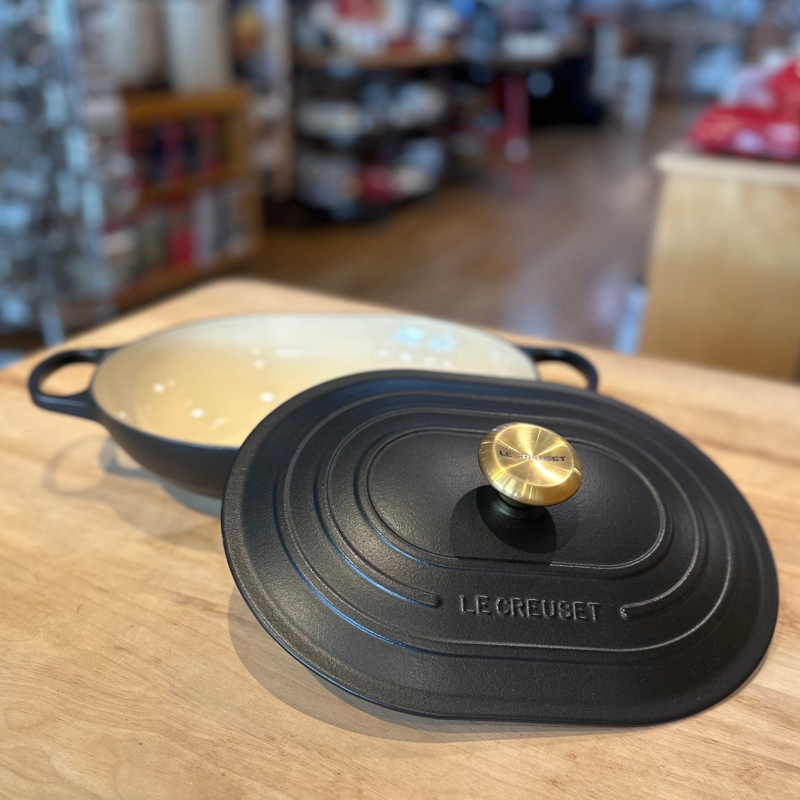 Classic Signature Oval Casserole, 3.75 Quart - Licorice with Gold Knob